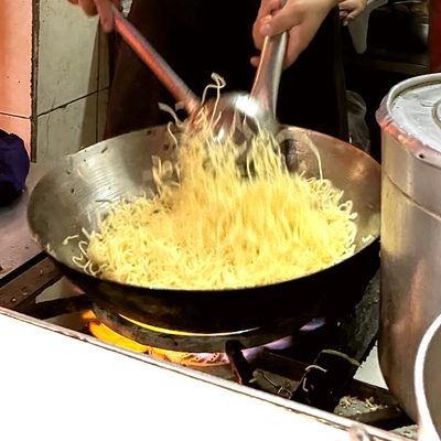 Tallarín 40x40 Especial, en el wok de la cocina